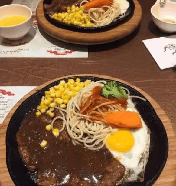 去吃牛排时说这样的一句话,端上来的牛排果然比平时的大