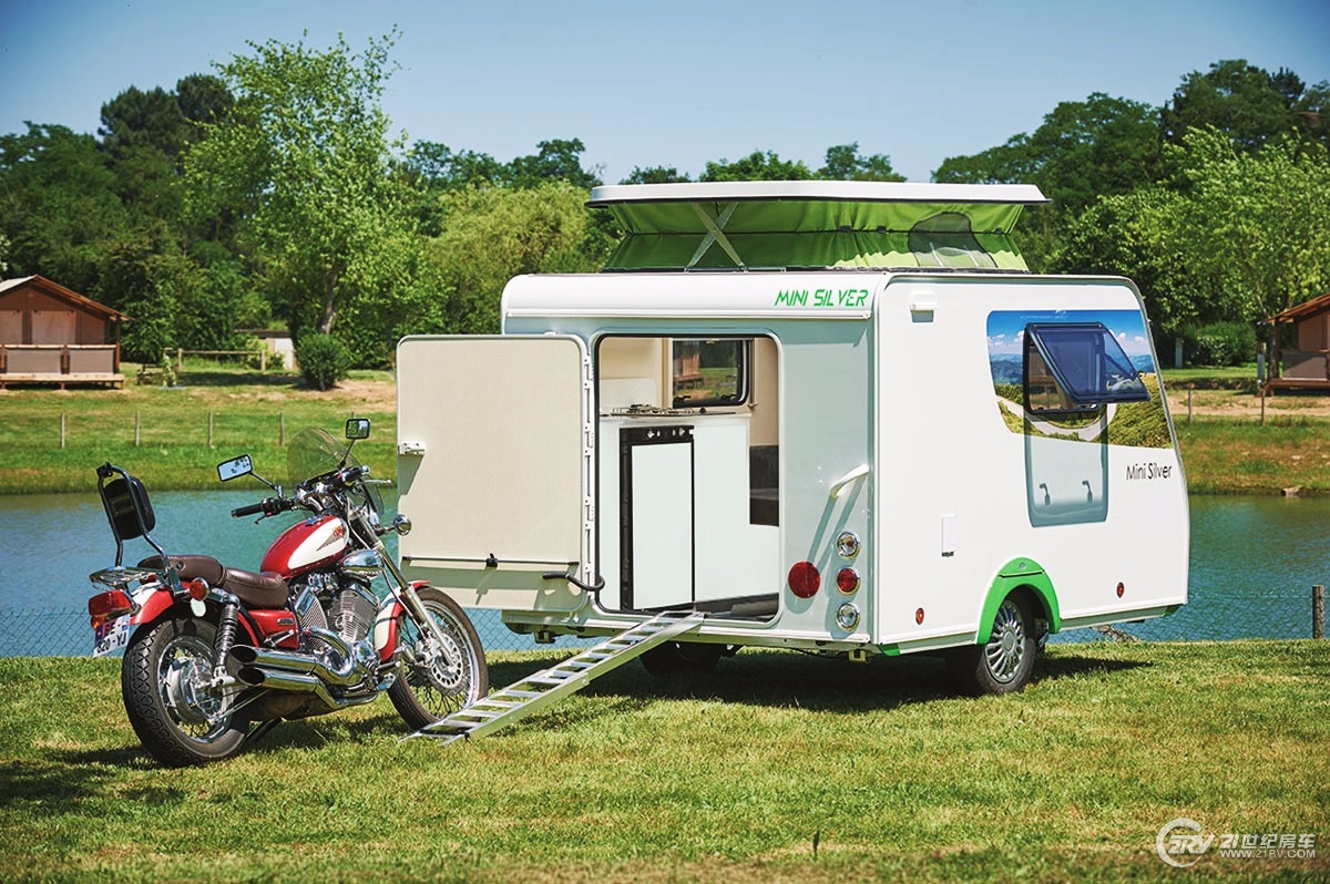 这台"mini"房车不容小觑 能把摩托车都装进"肚子"
