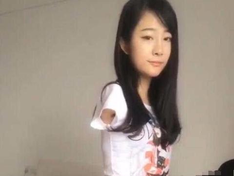 无臂女孩吃饭穿衣靠母亲,希望找一个男友来照顾自己!