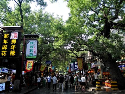 都说西安北院门风情街人多,还都愿意挤着享受美味_新浪新闻