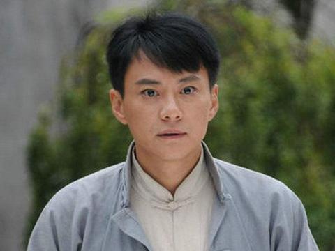 曾是春晚常客,27岁走红,宠老婆26年,现21岁儿子颜值随他|解小东|春晚