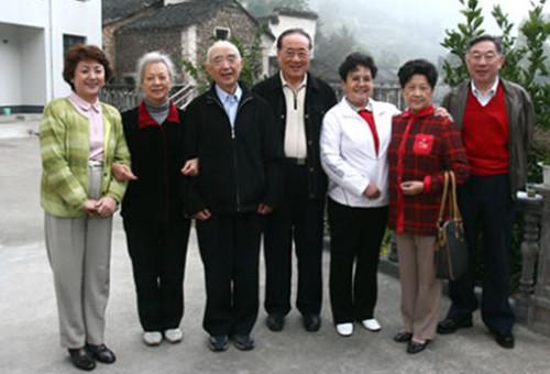 王苏娅和电影同仁在一起,左起:高山英子,鲍梦梅,陆柱国,庞学勤,王苏娅
