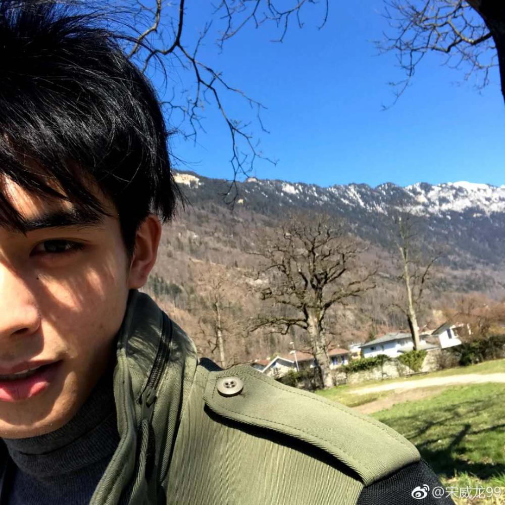 宋威龙长虫牙送上自拍令人不得不服他的颜值