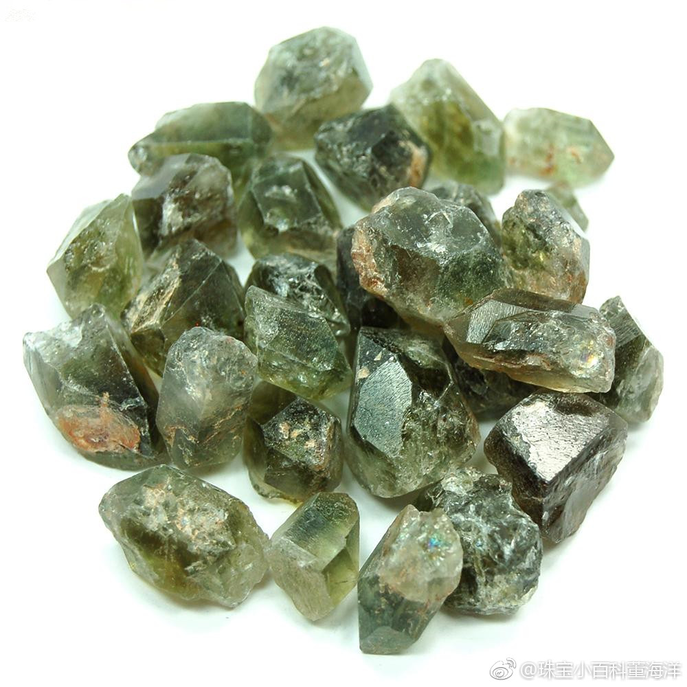 今天来说一种被称为"prasiolite"的绿色水晶,又称"绿堇云石",这就是与