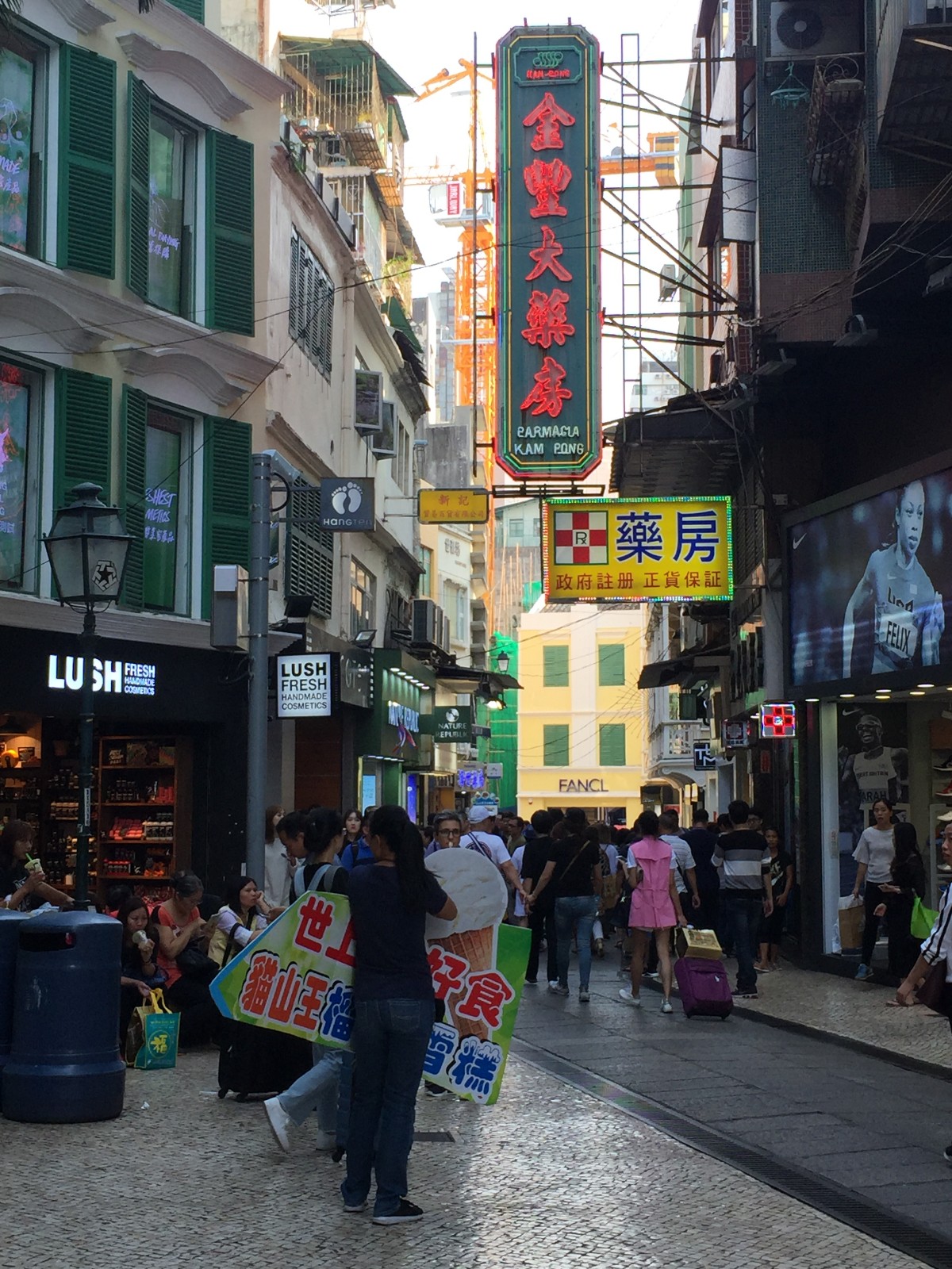 澳门街拍之一 : 走进澳门看世态万象_新浪看点