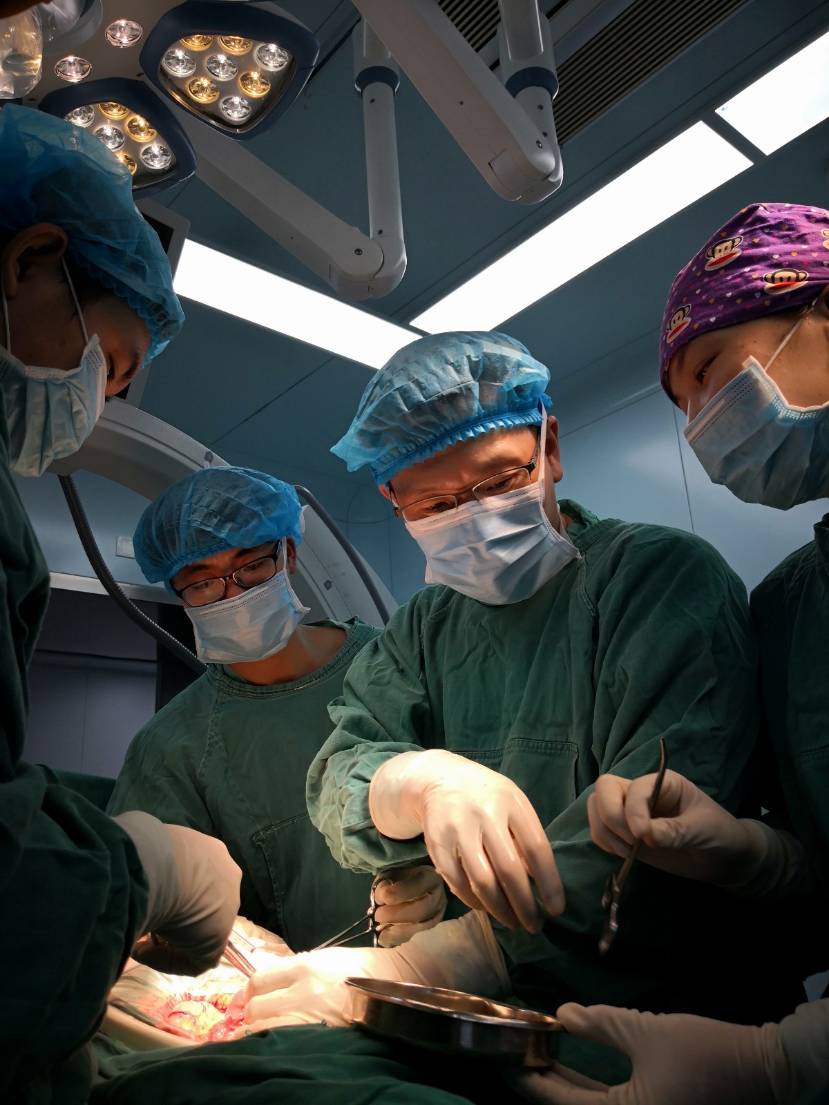 图为医生正在为小伙进行手术,一颗一颗的将钉子从其体内取出.