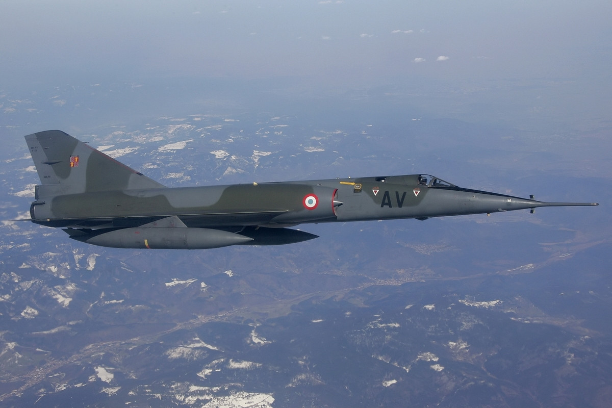 一不常见机型法国幻影Ⅳ轰炸机比战斗机大但比常规轰炸机要小