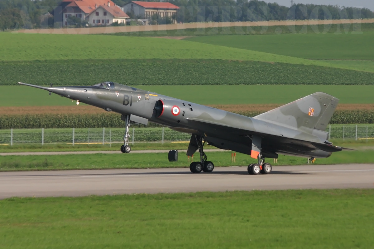 一不常见机型法国幻影Ⅳ轰炸机比战斗机大但比常规轰炸机要小