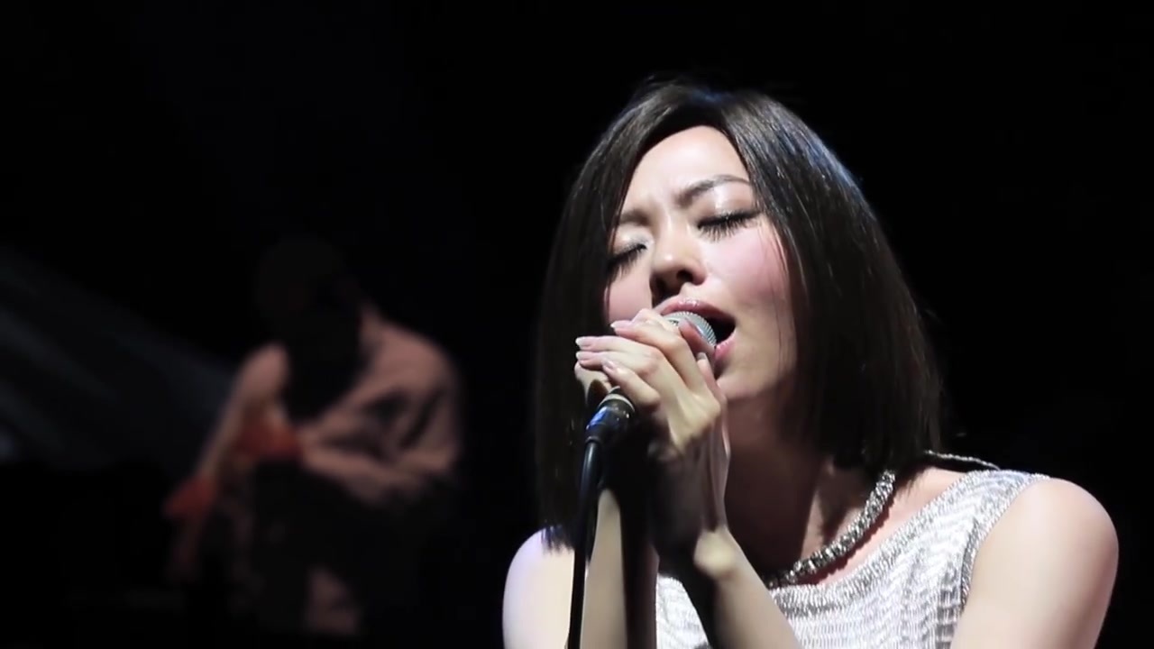 歌曲:《秋意浓》演唱者:张靓颖 虽然不是秋天,但是今天北京真的有点凉