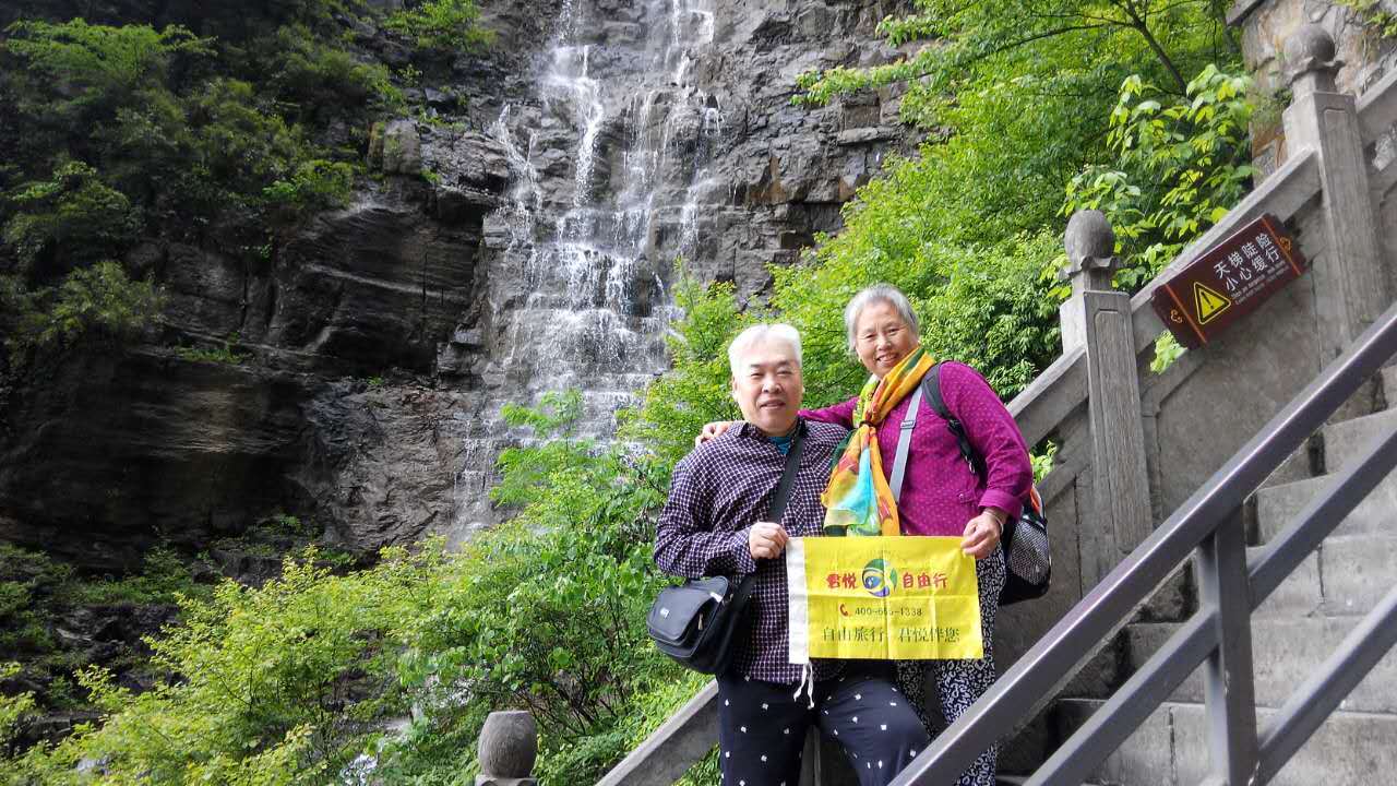 60岁以上的老人去张家界旅游不跟团找当地导游伴自由行合适靠谱吗