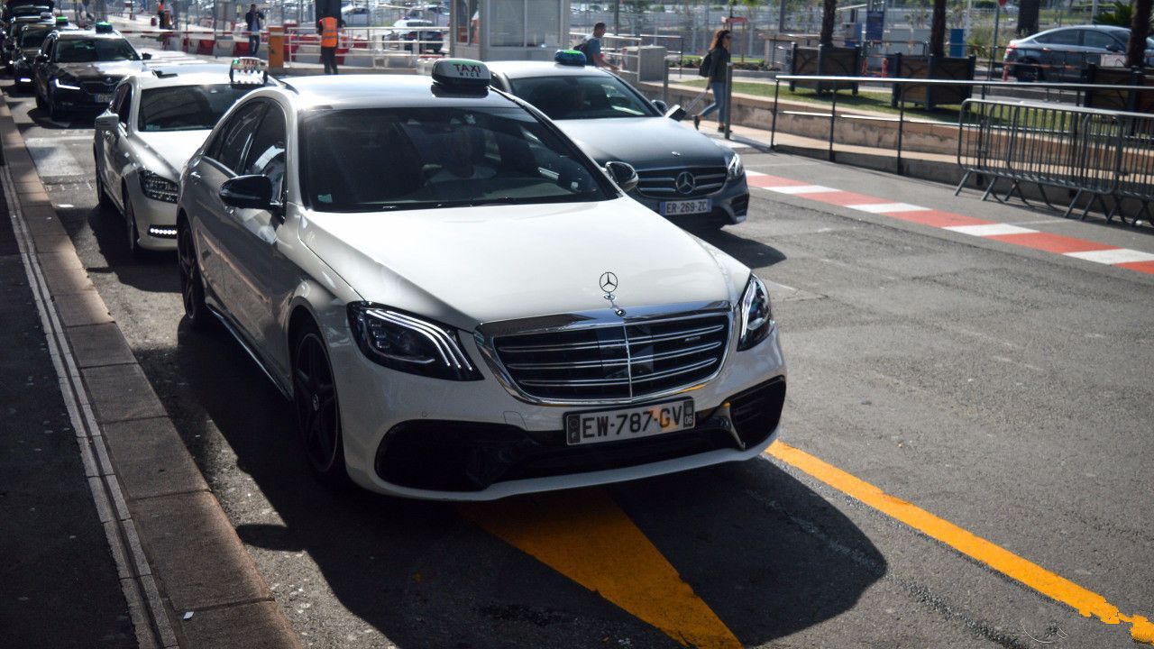 230万奔驰当出租车,起步价15块,但要小心坐错位子