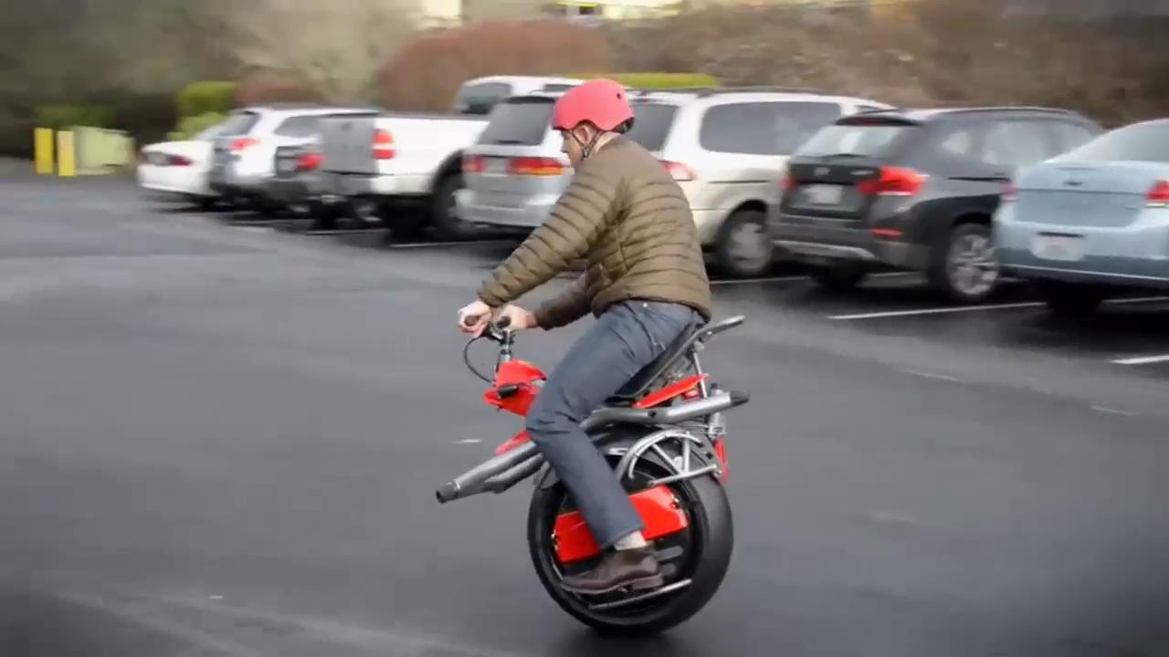 国外牛人发明一个轮子的摩托车,体积小巧能随身携带