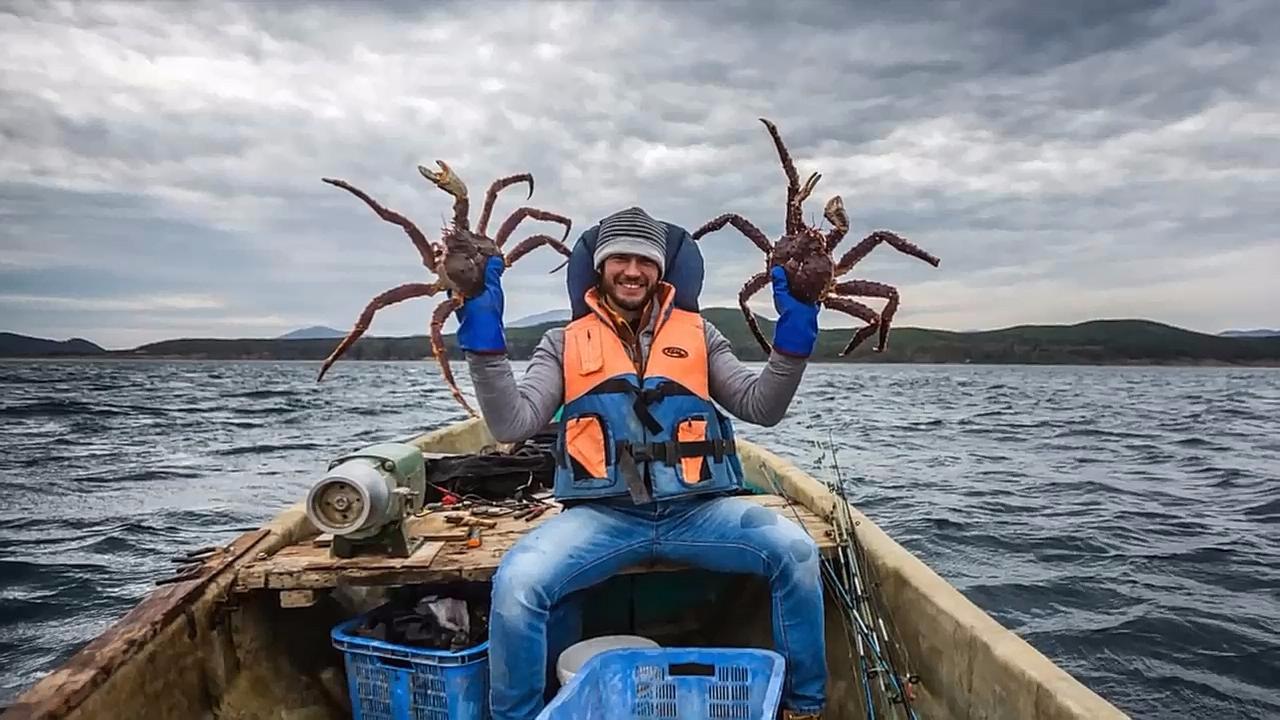 挪威小伙抓帝王蟹,这也太简单了吧,简直是轻而易举!