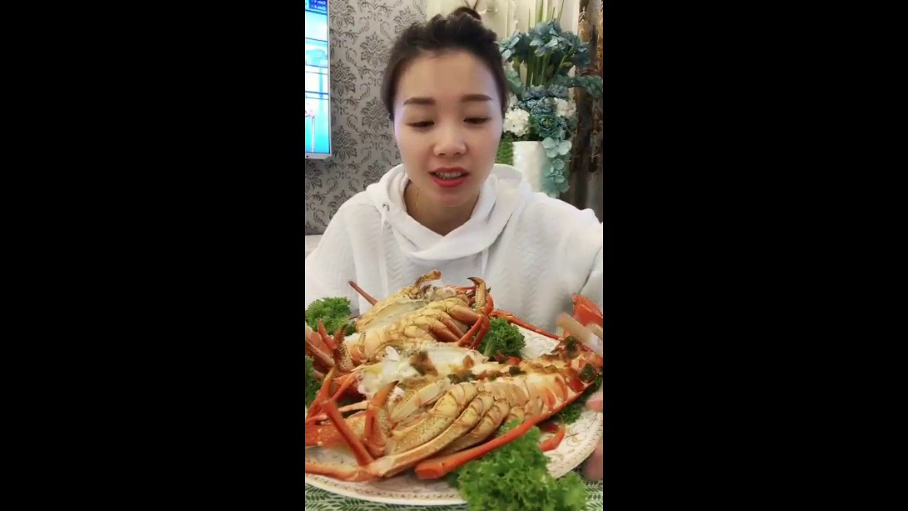 土豪姐姐啃小澳龙,清蒸淋上调料,感觉比波龙肉质细嫩一些!