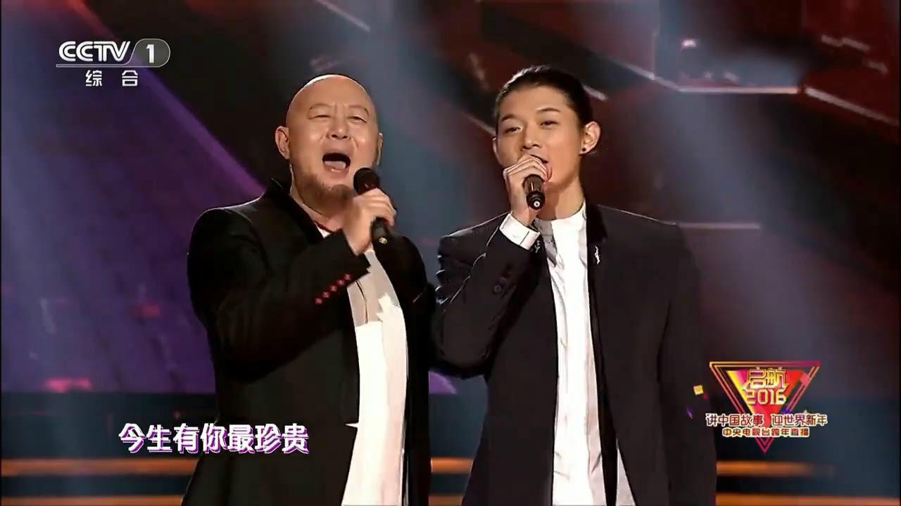 霍尊和父亲火风同台合唱《今生有你最珍贵》这画面有点违和呀