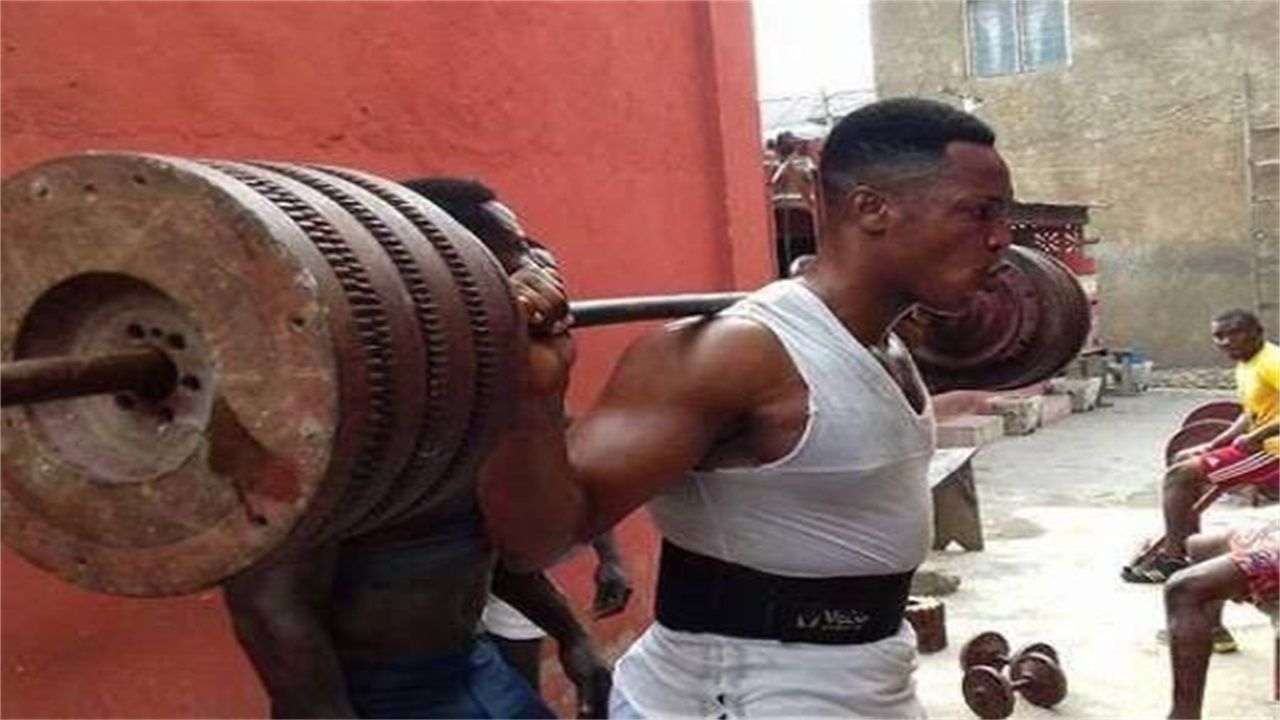 的人们完全不一样,这里的男生几乎个个都是肌肉男,全部都黑黑壮壮的