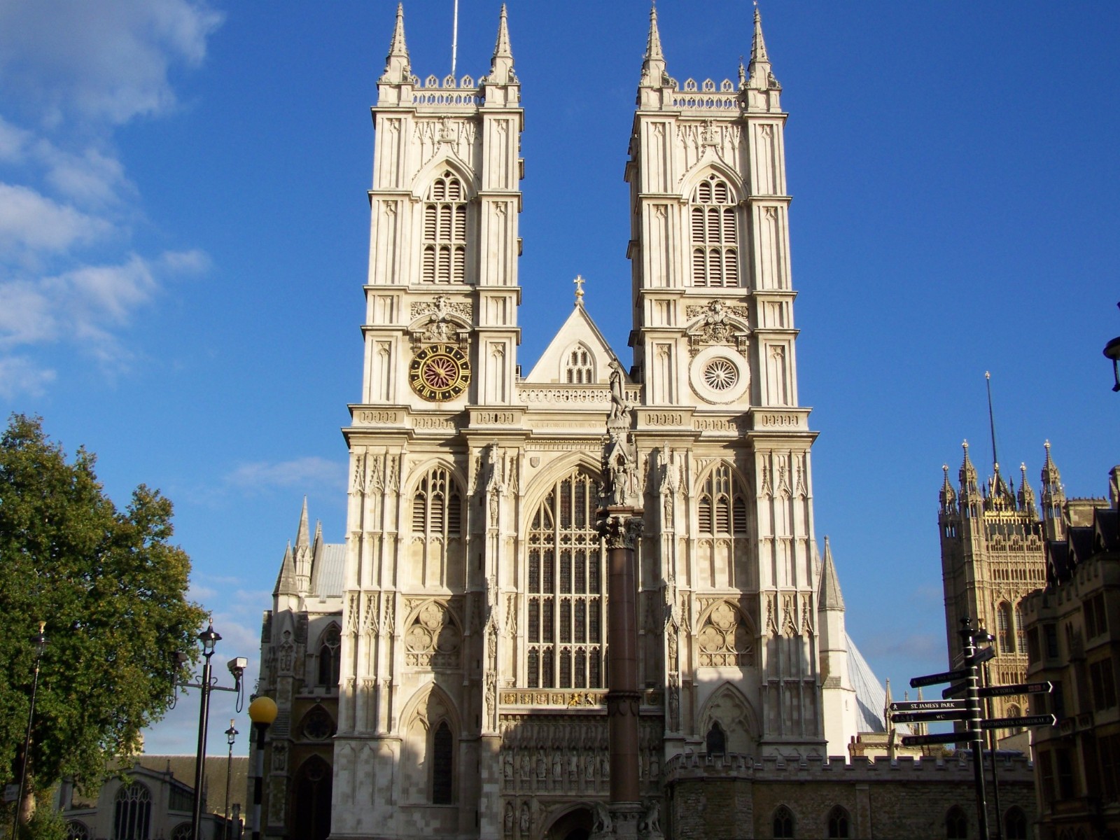 westminster abbey ) 位于伦敦市中心的大型哥特式建筑风格的教堂,又