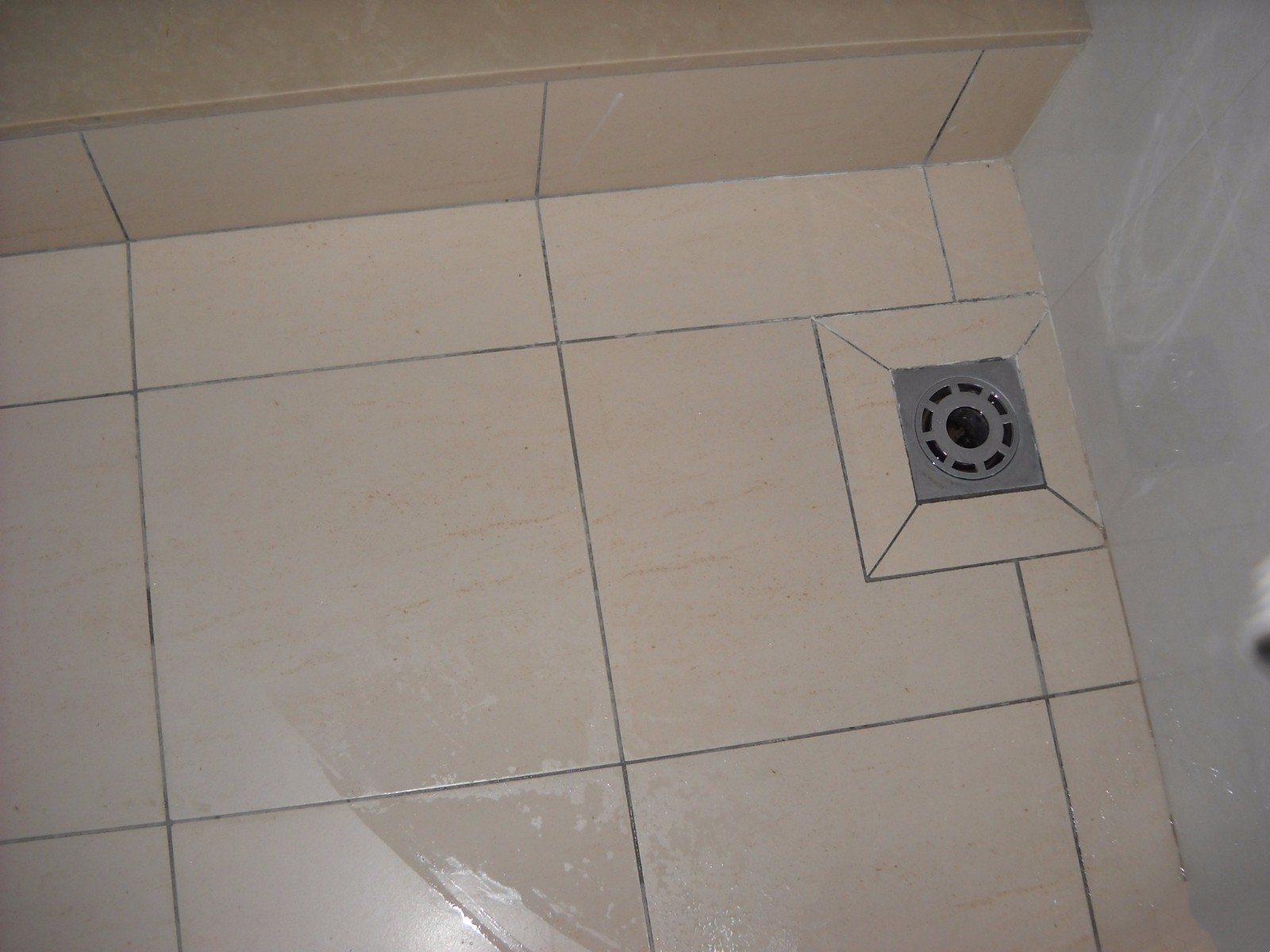 卫生间安装地漏先切水管还是先刷防水?顺序弄反卫生间就要漏水了