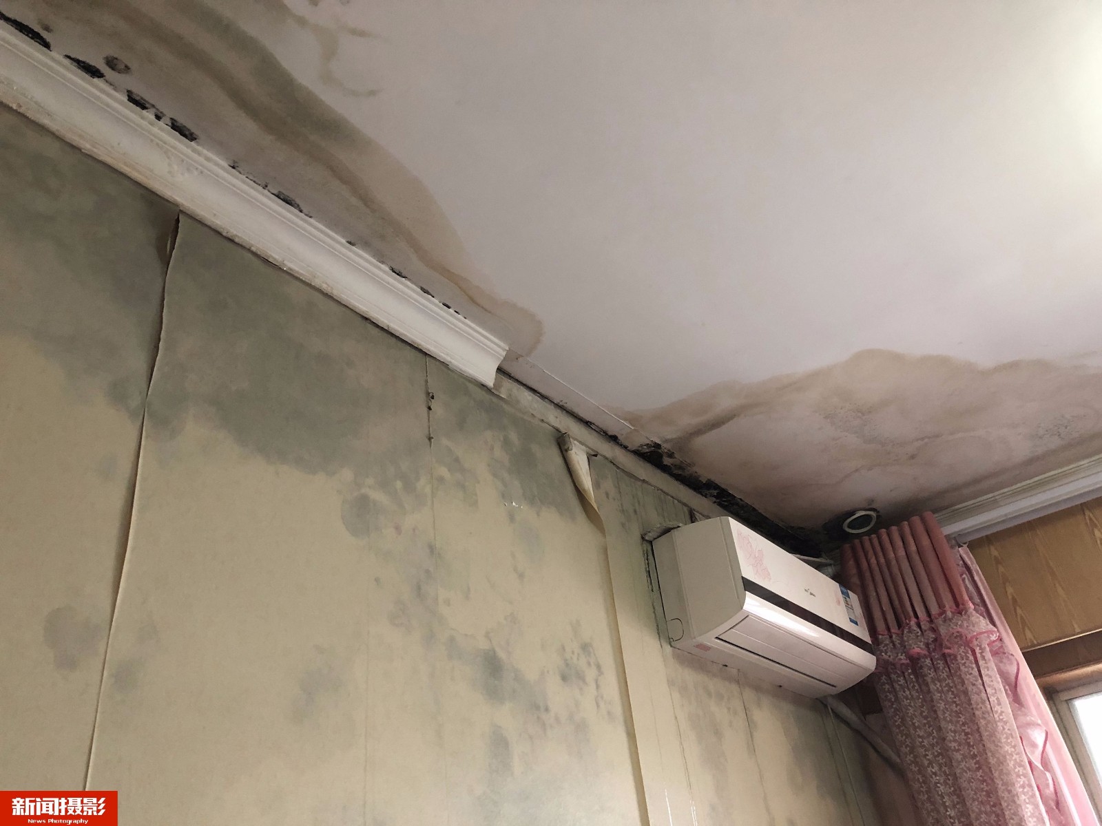 老小区顶楼漏雨变水帘洞业主家中摆一溜盆盆罐罐