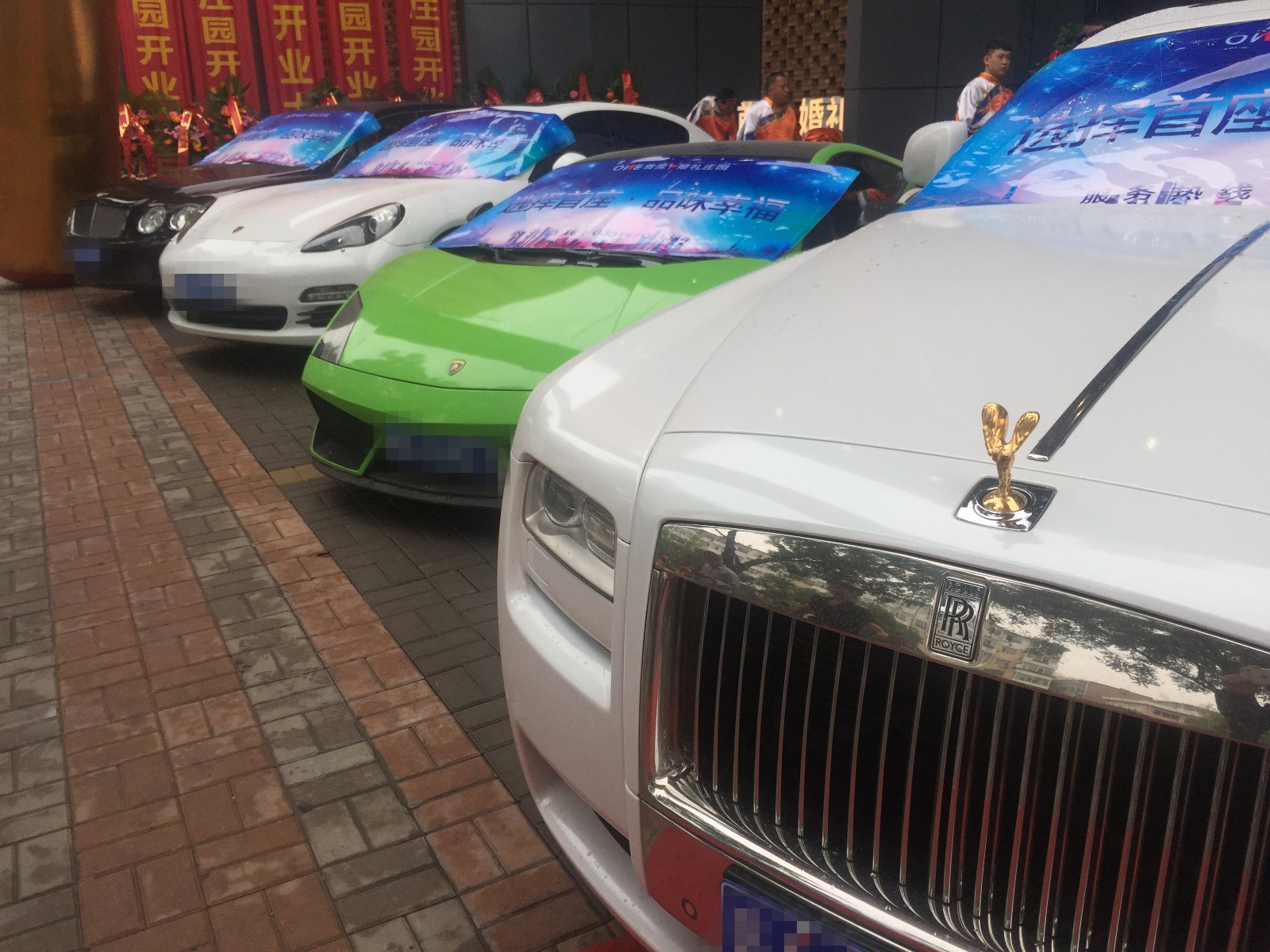 太原某酒店开业,老板展示财力停多辆豪车博人眼球_新浪看点