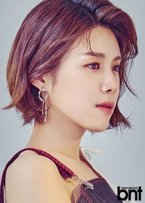 韩国搞笑女艺人张度妍拍杂志写真秀美腿