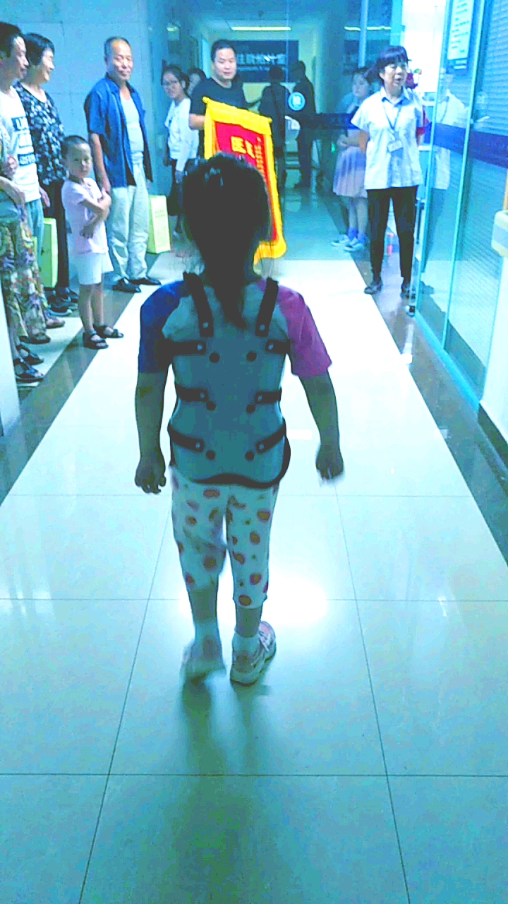 瘫痪儿童重新站立行走,全家老小一起来送感恩