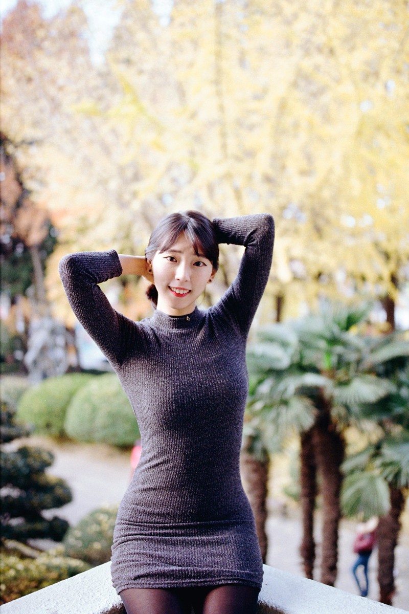 一个笑得那么甜蜜可爱的少女姑娘!