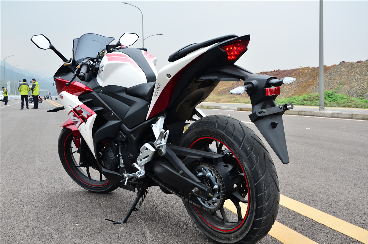 88万元排量250cc,这两台摩托很拉风,纯自主研发