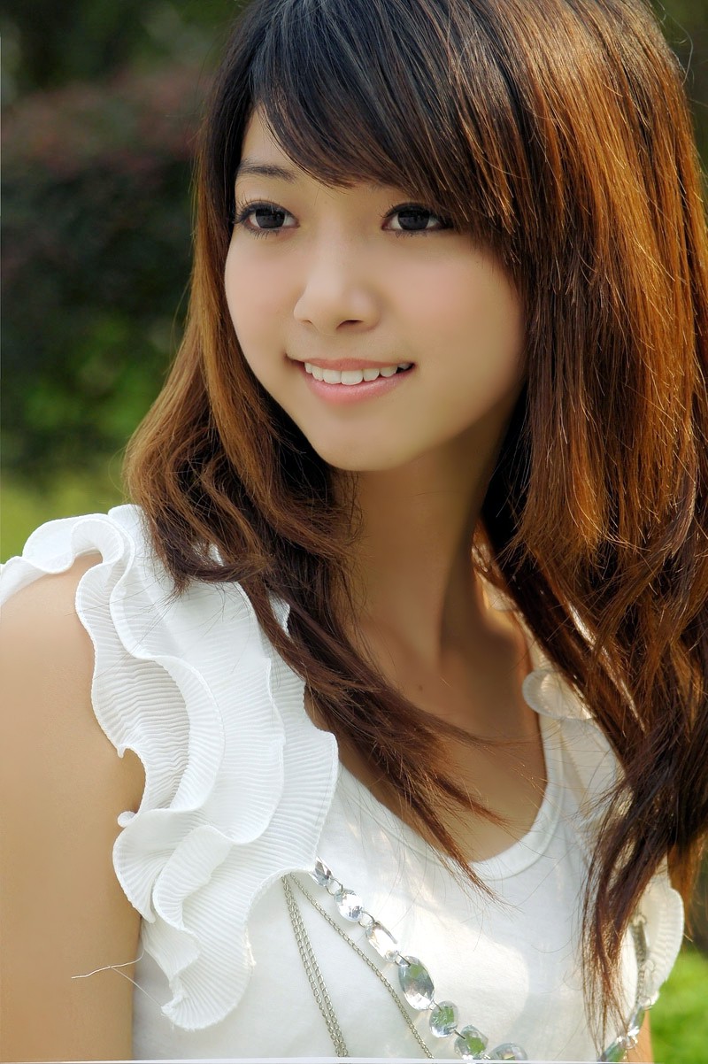 阳光下的一个清甜可爱小女子