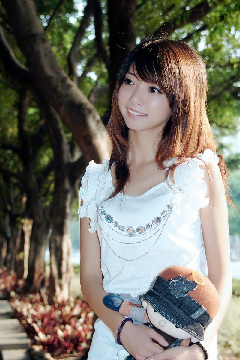 阳光下的一个清甜可爱小女子