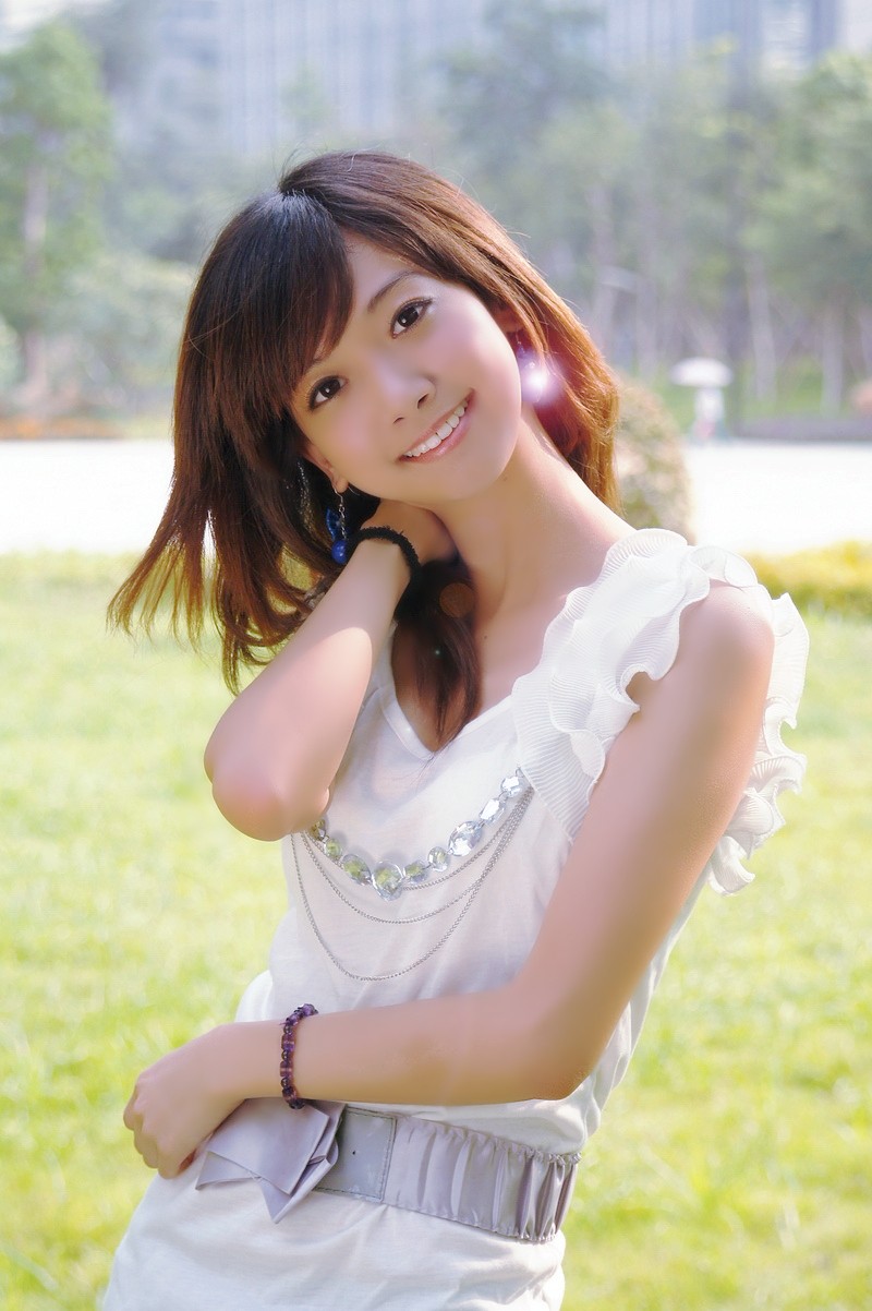 阳光下的一个清甜可爱小女子|人像|小姑娘|摄影_新浪新闻