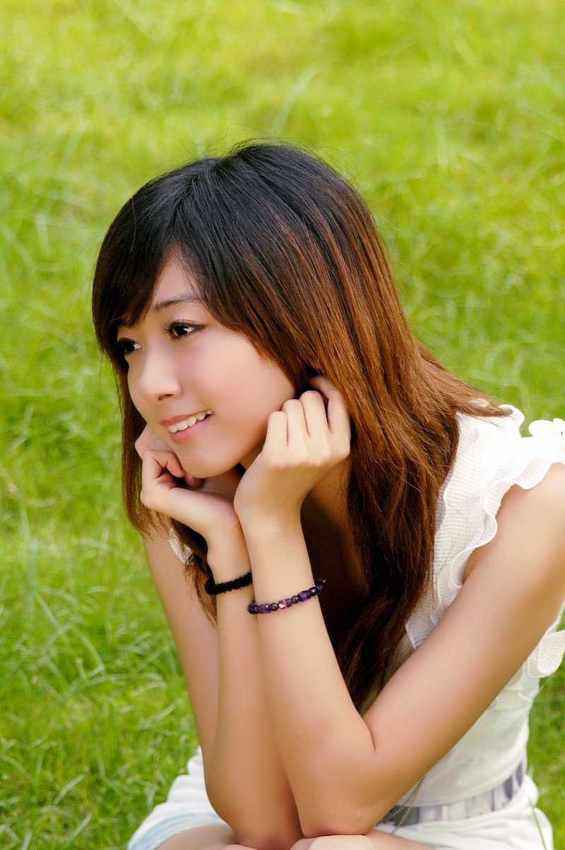 阳光下的一个清甜可爱小女子