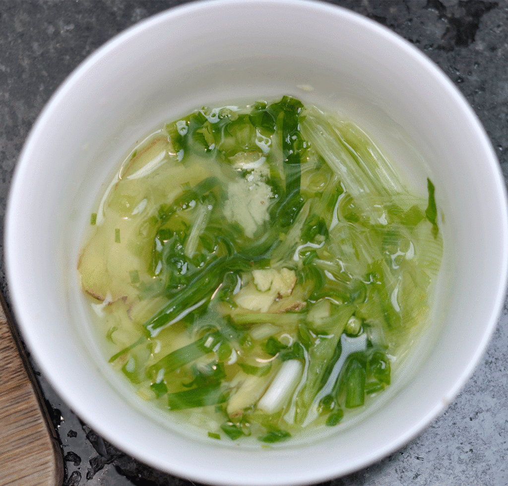 步骤:1,姜,葱切断,放在水里泡制10分钟.