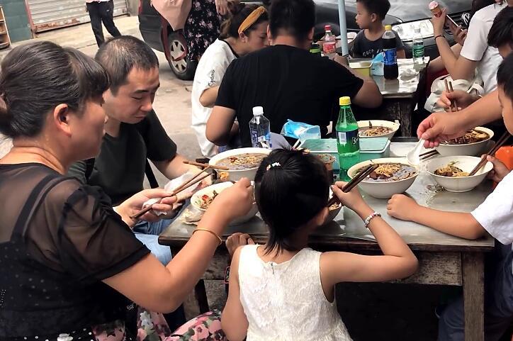 南京老人巷子里开面馆,顾客要排队半小时,生意红火有窍门!