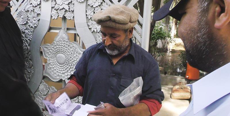 人, 自愿守墓38年, 陵园是生活的全部|巴基斯坦|艾哈迈德|守墓_新浪