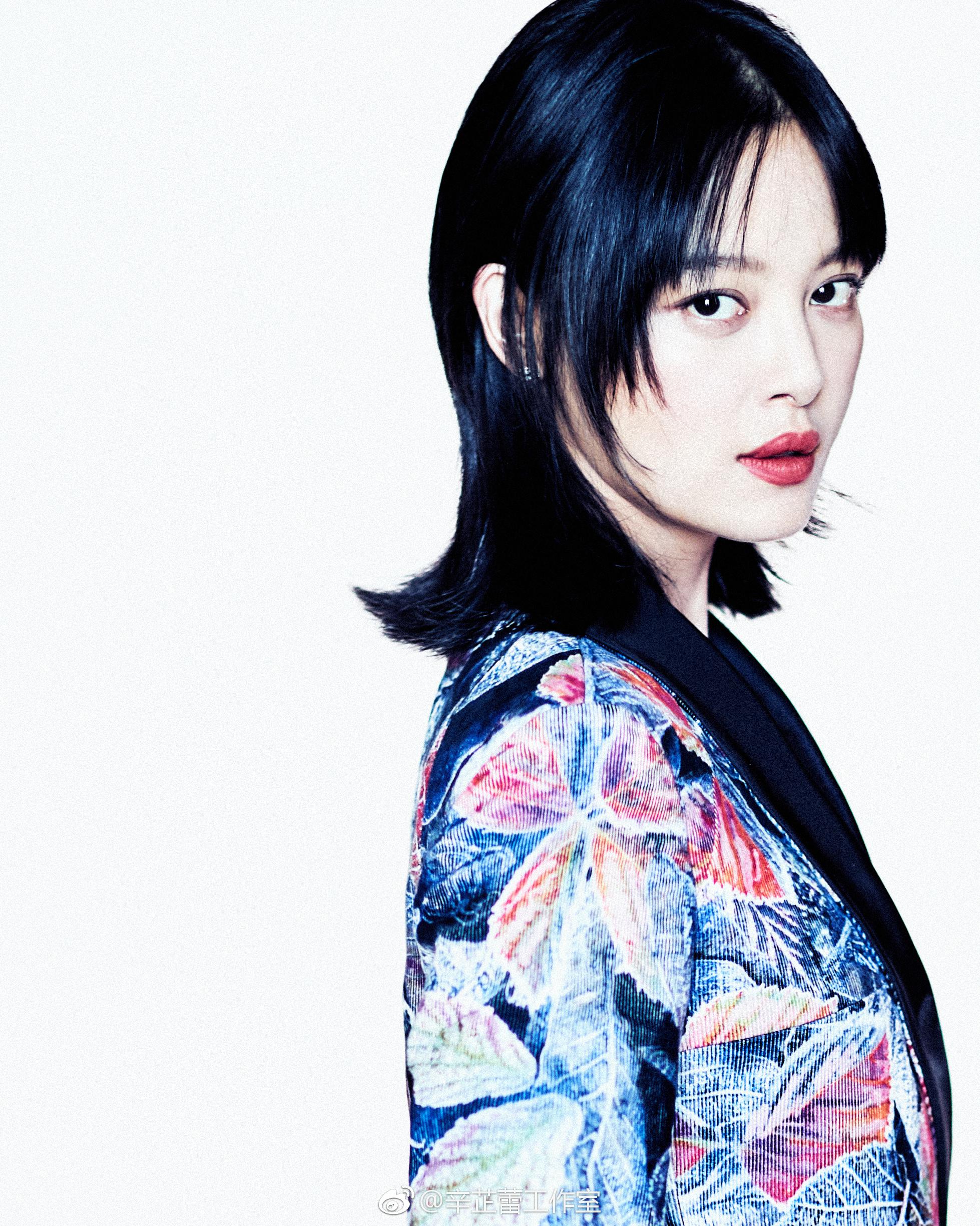 辛芷蕾昨日《如懿传》见面会,身着印花西装外套,脚踩高跟踝靴