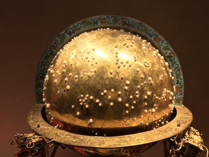 纯金打造九龙环绕金嵌珍珠天球仪世间绝无仅有的艺术珍品