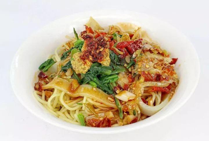 感兴趣的可以现场自制黄面烤肉一人给端一盘黄面凉皮