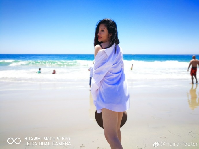 前广东队球星王仕鹏的妻子李跑在微博上晒出一组出游的照片