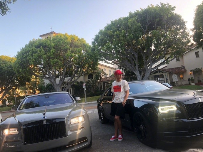 黄子韬休闲装扮重游校园 靠跑车摆pose潇洒不羁