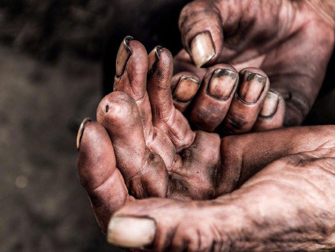 《活着》,生活不易,我们都要用尽全力.