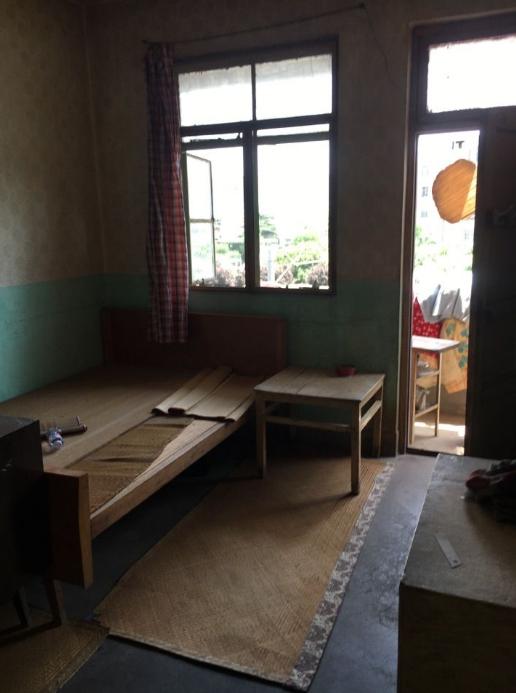 女汉子花300元爆改破败出租房!在墙上画"蓝天",你们谁见过?