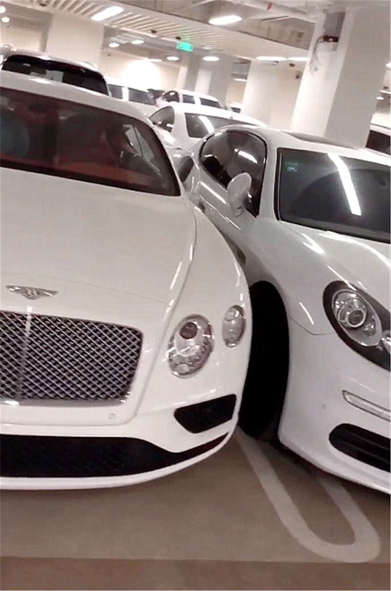 百万宾利回车库因保时捷靠太近车门打不开车主直接挤出来