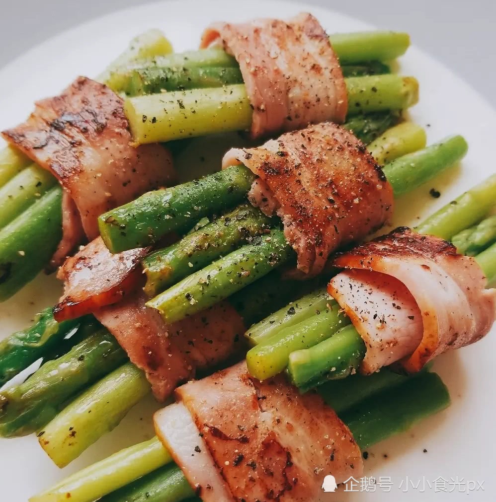 来这样一盘色泽诱人又滋味无穷的芦笋培根卷,一口咬下去有荤有素