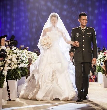 林丹为的谢杏芳庆37岁生日,夫妻相拥很甜蜜,谢杏芳一脸陶醉!