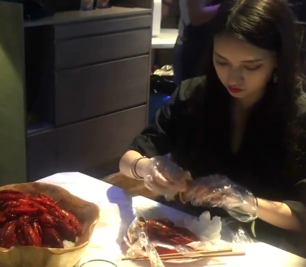 上海美女大学生尝试甘当的剥虾员十元一斤