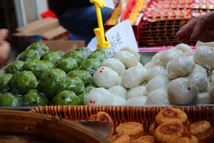 来吧,跟我逛逛江南水乡的集市,看看哪一款美食让你流口水?