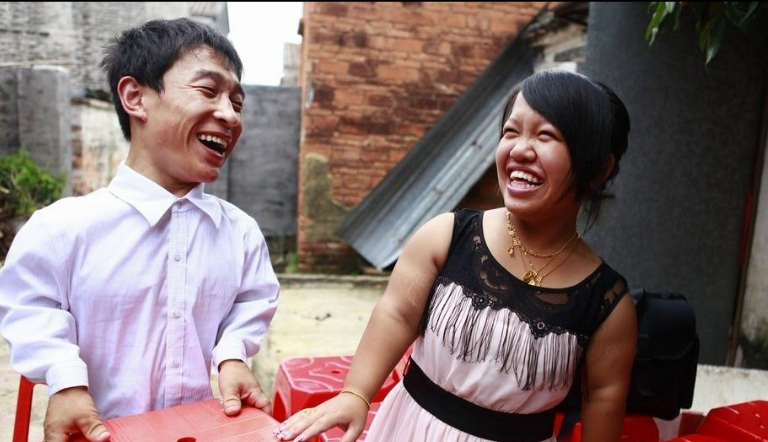 袖珍夫妇结婚两年,妻子长高15厘米,丈夫不乐意了