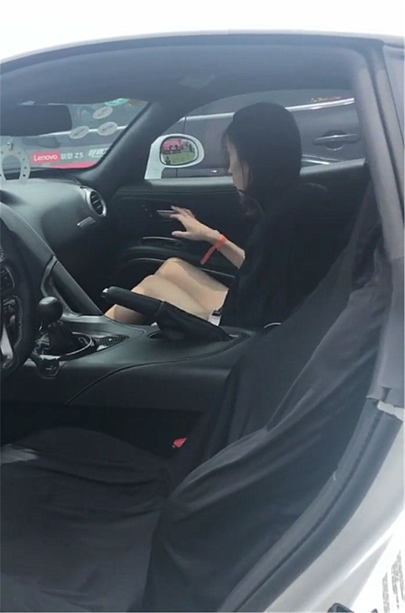 偶遇84l排量的道奇蝰蛇副驾驶坐车主女友身材高挑很迷人