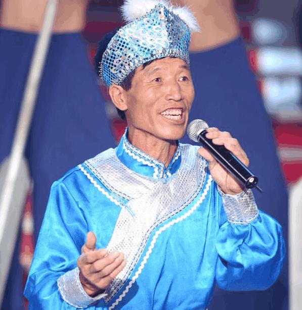 比大衣哥差,也是在那档节目走红的,后来参加了春晚,与知名歌手吕继宏